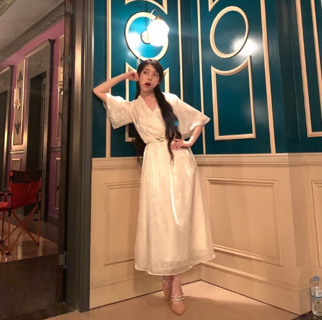 Pose Songong IU Untuk Merayakan Pencapaian di Instagram 'Hotel Del Luna'